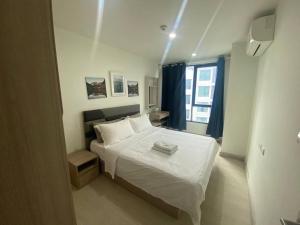 una camera da letto con un letto bianco e una finestra di 素坤逸50巷一房一厅免费Wi-Fi简单安静可做饭交通方便 a Amphoe Phra Khanong Altre 13 foto
