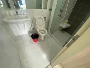 un piccolo bagno con un water e un lavandino di 素坤逸50巷一房一厅免费Wi-Fi简单安静可做饭交通方便 a Amphoe Phra Khanong
