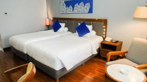 Postel nebo postele na pokoji v ubytování Monopoli Hotel Bukittinggi