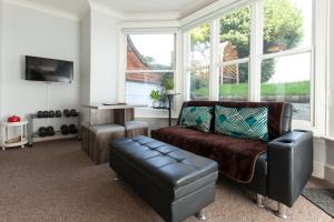 a living room with a couch and a chair at Classy Studio Apartment In Brighton in Brighton & Hove