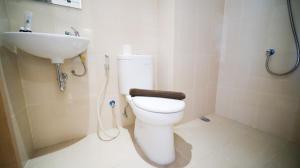 Ένα μπάνιο στο Compact and Strategic Studio at Bale Hinggil Apartment By Travelio