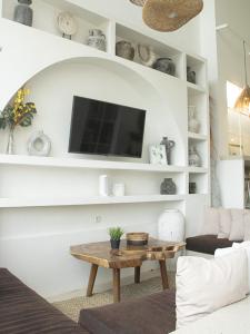 un salon avec une télévision et une table basse dans l'établissement Dry Villa, à Jarakan 5 autres photos