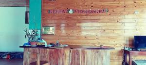 eine Holzwand mit einer Bar in einem Raum in der Unterkunft Hiep Hoa Resort in Mui Ne