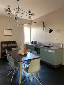 Una cocina o zona de cocina en Loraia Design Rooms