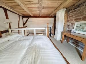 a bedroom with a large bed and a desk at En Passant in Dambach