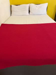 Postel nebo postele na pokoji v ubytování Srirangam Suite Rooms