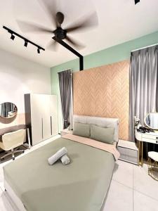 a bedroom with a bed with a ceiling fan at Urban Emerald Seaview 6Pax 3Queen 3Room 2Bath 2Carpark with Infinity Pool in Jelutong +44 photos