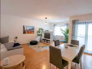 Χώρος καθιστικού στο bookandstay24 Obertshausen 3 Zimmerferienwohnung mit Balkon, Küche und Parkplatz