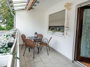 Μπαλκόνι ή βεράντα στο bookandstay24 Obertshausen 3 Zimmerferienwohnung mit Balkon, Küche und Parkplatz