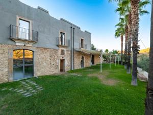 an exterior view of a house with a yard at la casa degli angeli in Caltagirone