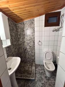 Koupelna v ubytování Anilio House