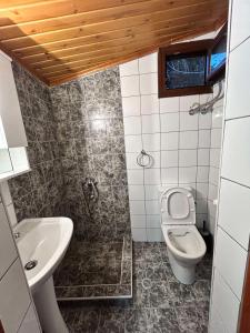 Koupelna v ubytování Anilio House