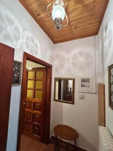 TV a/nebo společenská místnost v ubytování Anilio House