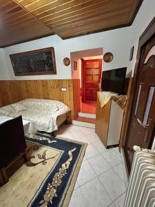 TV a/nebo společenská místnost v ubytování Anilio House