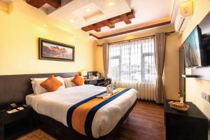 una camera d'albergo con un letto grande e una finestra di Devo Boutique Hotel a Kathmandu