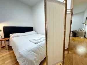a bedroom with a bed with two towels on it at YBH Puerta del Sol 11 in Vigo +3 photos