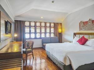 Postel nebo postele na pokoji v ubytování Monopoli Hotel Bukittinggi
