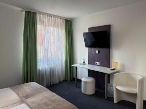TV a/nebo společenská místnost v ubytování Eisberg Hotel Schwanen