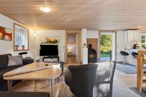 un soggiorno con un divano e un tavolo di Holiday Dream In Lyngså Sauna, Spa And Beach a Sæby
