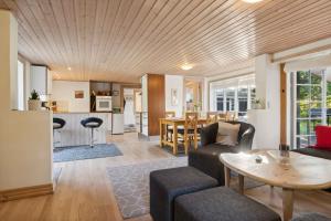 un soggiorno con un divano e un tavolo di Holiday Dream In Lyngså Sauna, Spa And Beach a Sæby