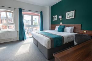 Postel nebo postele na pokoji v ubytování Castlefield Hotel