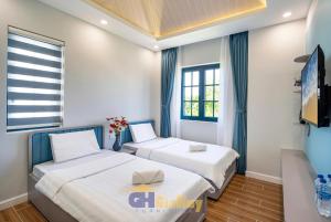 Habitación con 2 camas y TV. en Biệt thự nghỉ dưỡng Phan Thiết, en Phan Thiet 64 fotos más