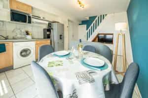 Kitchen o kitchenette sa Le Doux Bleu Vue