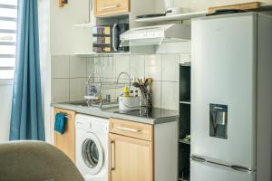 Kitchen o kitchenette sa Le Doux Bleu Vue
