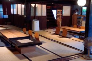 A seating area at 古民家宿rootfield