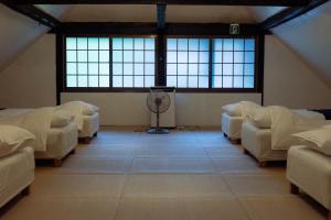 A seating area at 古民家宿rootfield