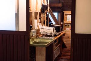 A kitchen or kitchenette at 古民家宿rootfield