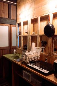 A kitchen or kitchenette at 古民家宿rootfield