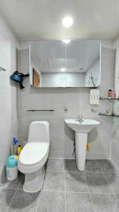 un baño con inodoro y lavabo en Byulchae Guest House - Foreigner Only, en Seúl 26 fotos más