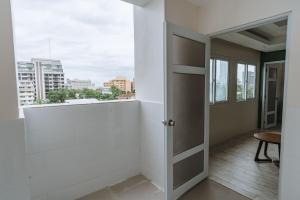 Rõdu või terrass majutusasutuses Diane Residences