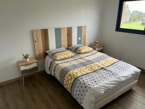 ein Schlafzimmer mit großem Bett und Fenster in der Unterkunft Beach house in Gouville-sur-Mer