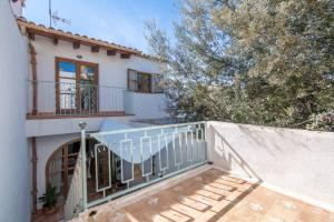 Una escalera que conduce a una casa con balcón en Rialza, en Petra