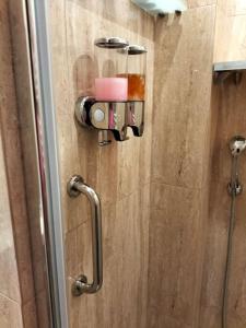a bathroom with a shower with a shower at Apartament 90m2, do 8 osób, salon, 3 sypialnie in Koszalin