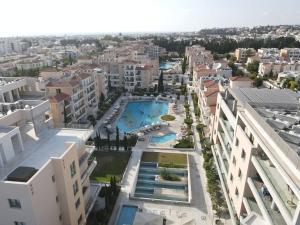 Bazén v ubytování Paphos Resort Retreat at Elysia Park with GYM POOL nebo v jeho okolí