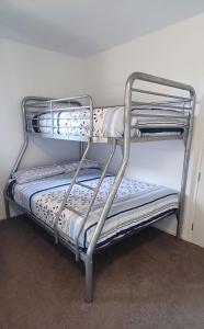 Un par de literas en una habitación en Bushview Retreat, en Paihia