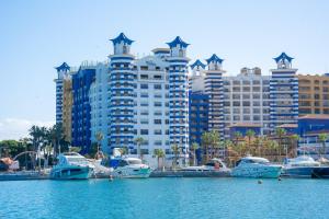 エル・アラメインにあるPorto Marina Resort & Spa Al Alameinの建物前の水上の船団