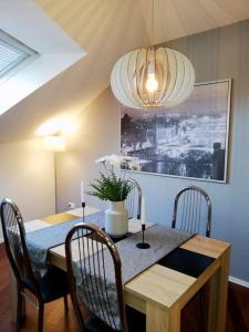 ラムシュタイン・ミーゼンバッハにある2BR fully furnished apartment, 4min to RABのダイニングルーム(椅子、シャンデリア付)