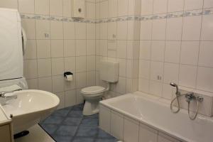 ラムシュタイン・ミーゼンバッハにある2BR fully furnished apartment, 4min to RABのトイレ、浴槽、洗面台を備えたバスルーム +7枚の写真