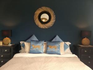 ラムシュタイン・ミーゼンバッハにある2BR fully furnished apartment, 4min to RABのベッドルーム1室(壁に鏡付きのベッド1台付)