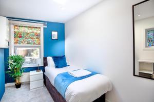 Postel nebo postele na pokoji v ubytování Three Bedroom House By Peacegrove Homes Short Lets & Serviced Accommodation Brighton With Free WiFi & Pet Friendly + 44 fotografií
