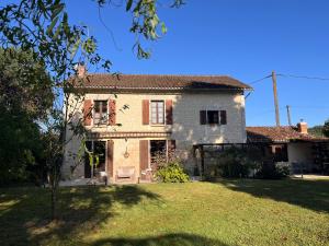 obraz domu z ogródkiem w obiekcie Les Bruyeres B&B w mieście Montbron