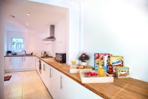 Kuchyň nebo kuchyňský kout v ubytování Three Bedroom House By Peacegrove Homes Short Lets & Serviced Accommodation Brighton With Free WiFi & Pet Friendly