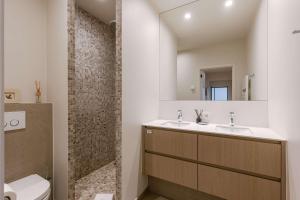 Ένα μπάνιο στο Huswell - Modern apartment close to the beach