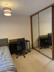 Postel nebo postele na pokoji v ubytování Spacious 1BD Orpington Flat, 20 min to Central LDN