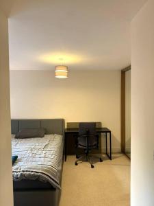 Postel nebo postele na pokoji v ubytování Spacious 1BD Orpington Flat, 20 min to Central LDN