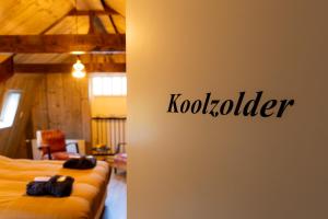 Ein Zimmer mit zwei Betten und einem Schild mit der Aufschrift „Koobler“. in der Unterkunft De oude walnoot in Sint Pancras